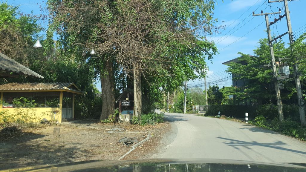 ภาพถนนตรงที่ โตเกียวจักรพรรดิ สารภี ตั้งอยู่ ถ่ายโดย jrcarlsen พ.ศ. 2564 (2021) · A street-level view of where โตเกียวจักรพรรดิ สารภี · Tokiao Chakraphrondi Saraphi stands, by jrcarlsen in 2564 (2021)