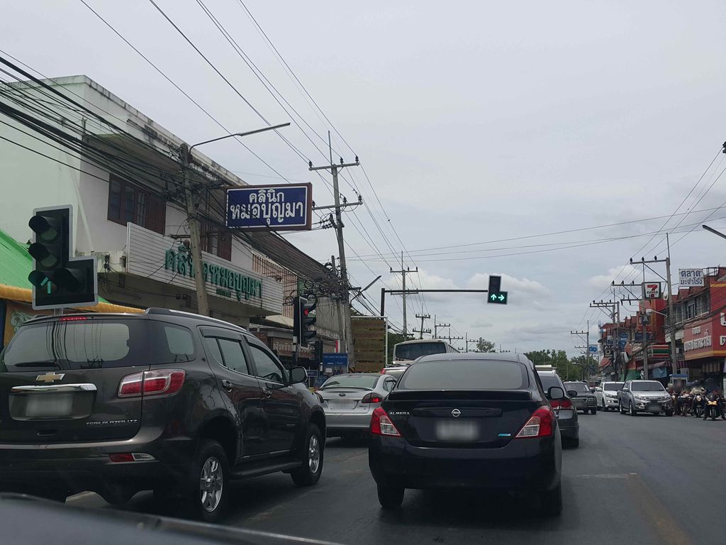 ภาพถนนตรงที่ พิคเจอร์ ดิจิตอลแล็บ ตั้งอยู่ ถ่ายโดย jrcarlsen พ.ศ. 2558 (2015) · A street-level view of where พิคเจอร์ ดิจิตอลแล็บ · Phikchoe Digital Lab stands, by jrcarlsen in 2558 (2015)