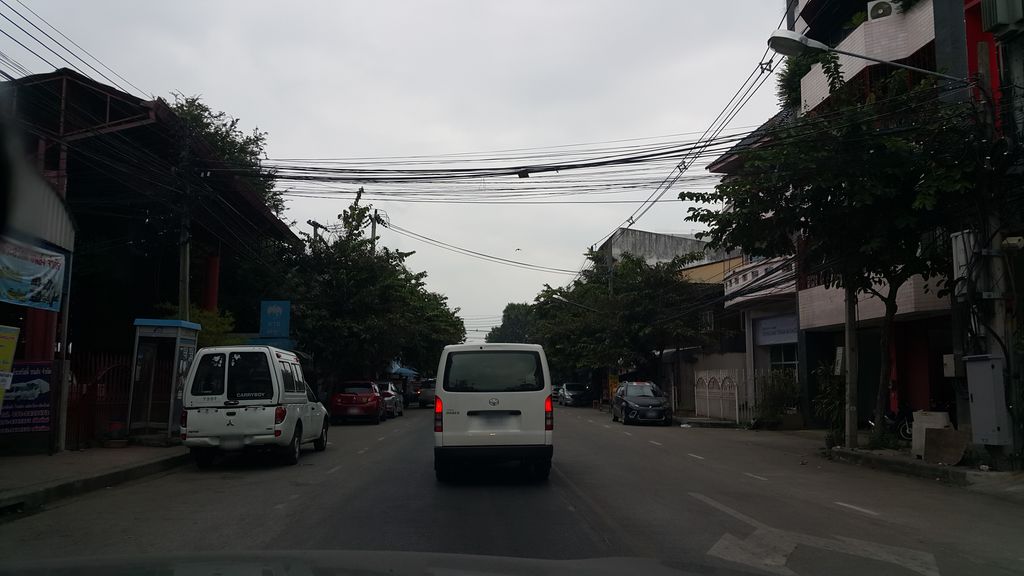 ภาพถนนตรงที่ ห้างเพชรทองกุลศรีสุวรรณ ป่าแพ่ง ตั้งอยู่ ถ่ายโดย jrcarlsen พ.ศ. 2559 (2016) · A street-level view of where ห้างเพชรทองกุลศรีสุวรรณ ป่าแพ่ง · Hangphetrathong Kunsisuoraron Pa Phaeng stands, by jrcarlsen in 2559 (2016)