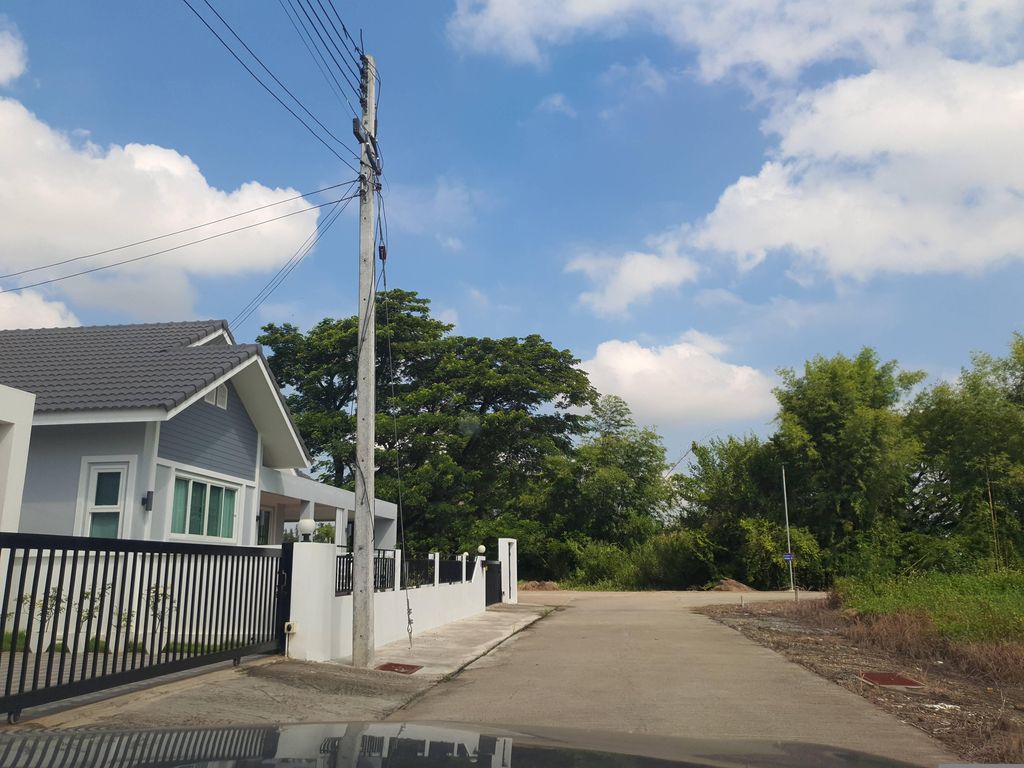ภาพถนนตรงที่ Phetlada Home บ้านเพชรลดา เชียงใหม่ ตั้งอยู่ ถ่ายโดย jrcarlsen พ.ศ. 2566 (2023) · A street-level view of where Phetlada Home บ้านเพชรลดา เชียงใหม่ stands, by jrcarlsen in 2566 (2023)