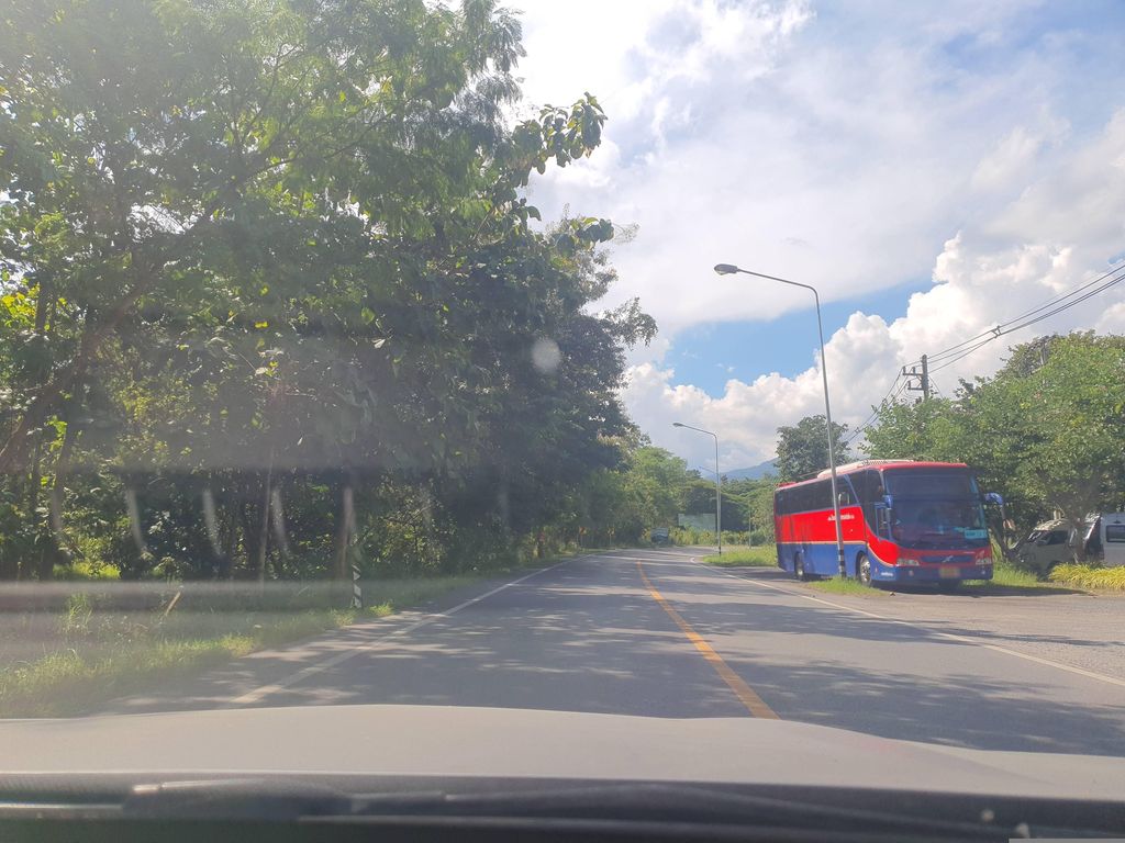 ภาพถนนตรงที่ Bai Orchid & Butterfly Farm ตั้งอยู่ ถ่ายโดย jrcarlsen พ.ศ. 2566 (2023) · A street-level view of where Bai Orchid & Butterfly Farm stands, by jrcarlsen in 2566 (2023)
