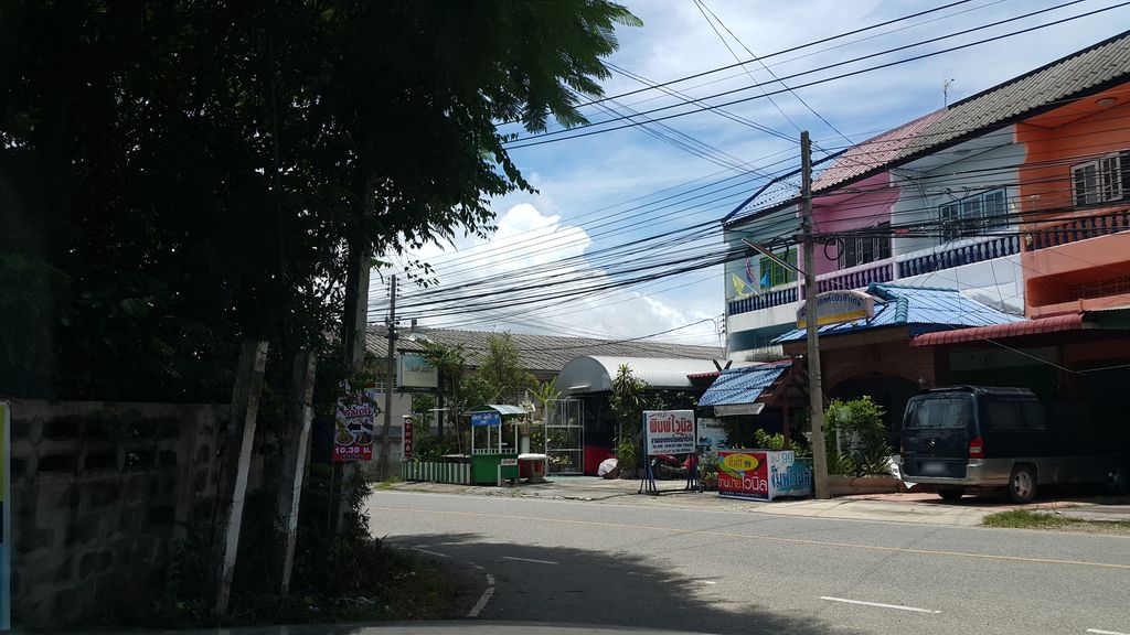 ภาพถนนตรงที่ ร้านชินอาร์ตดีไซน์ สกรีนและปักคอมฯสันกำแพง ตั้งอยู่ ถ่ายโดย jrcarlsen พ.ศ. 2559 (2016) · A street-level view of where ร้านชินอาร์ตดีไซน์ สกรีนและปักคอมฯสันกำแพง · Ran Chin Art Design Screen Lae Pak Khom San Kamphaeng stands, by jrcarlsen in 2559 (2016)