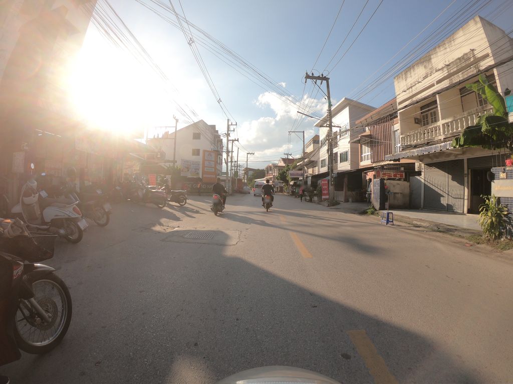ภาพถนนตรงที่ Tag-y Sleep Salon&Cafe ตั้งอยู่ ถ่ายโดย chanuwath_grab พ.ศ. 2562 (2019) · A street-level view of where Tag-y Sleep Salon&Cafe stands, by chanuwath_grab in 2562 (2019)