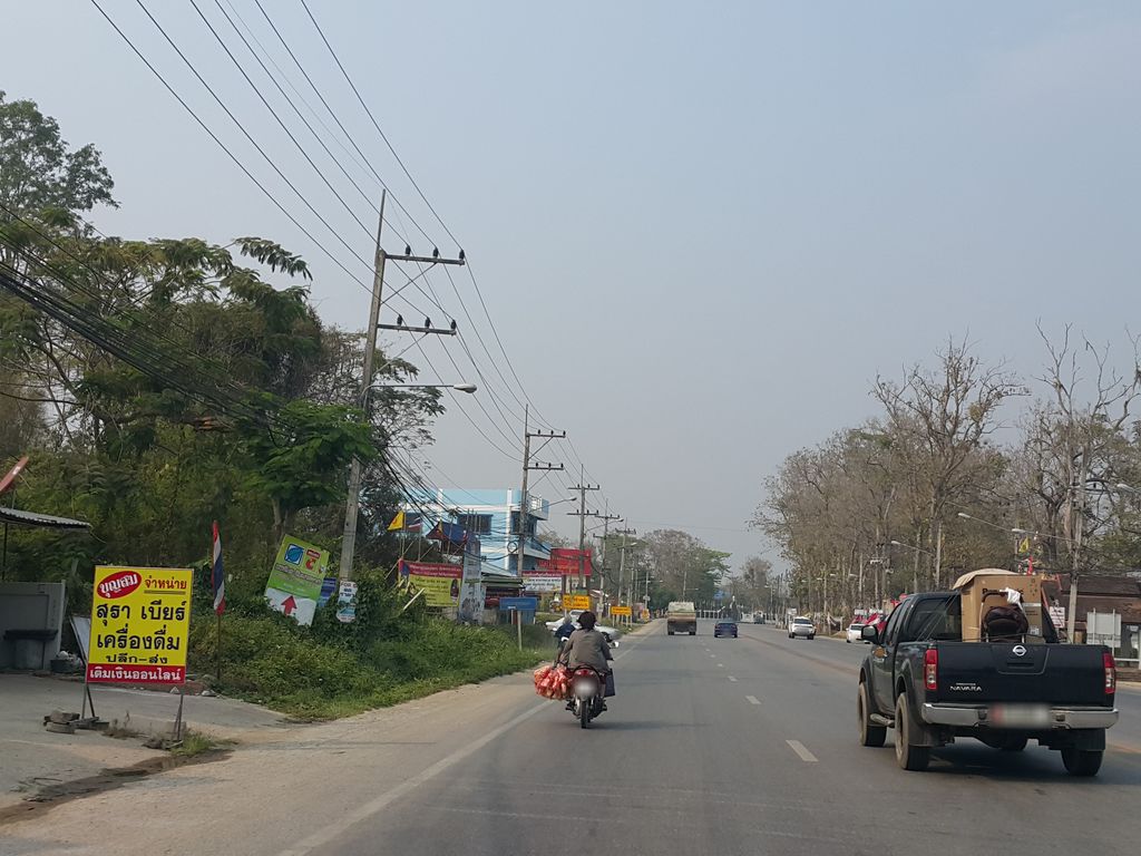 ภาพถนนตรงที่ พร้อมทะเลสด ตั้งอยู่ ถ่ายโดย jrcarlsen พ.ศ. 2559 (2016) · A street-level view of where พร้อมทะเลสด · Pharomthaletda stands, by jrcarlsen in 2559 (2016)