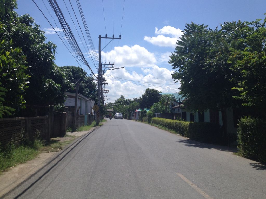 ภาพถนนตรงที่ สตอเบอรี่ คาเฟ่ ตั้งอยู่ ถ่ายโดย jimwatana พ.ศ. 2558 (2015) · A street-level view of where สตอเบอรี่ คาเฟ่ · Satoboeri Café stands, by jimwatana in 2558 (2015)