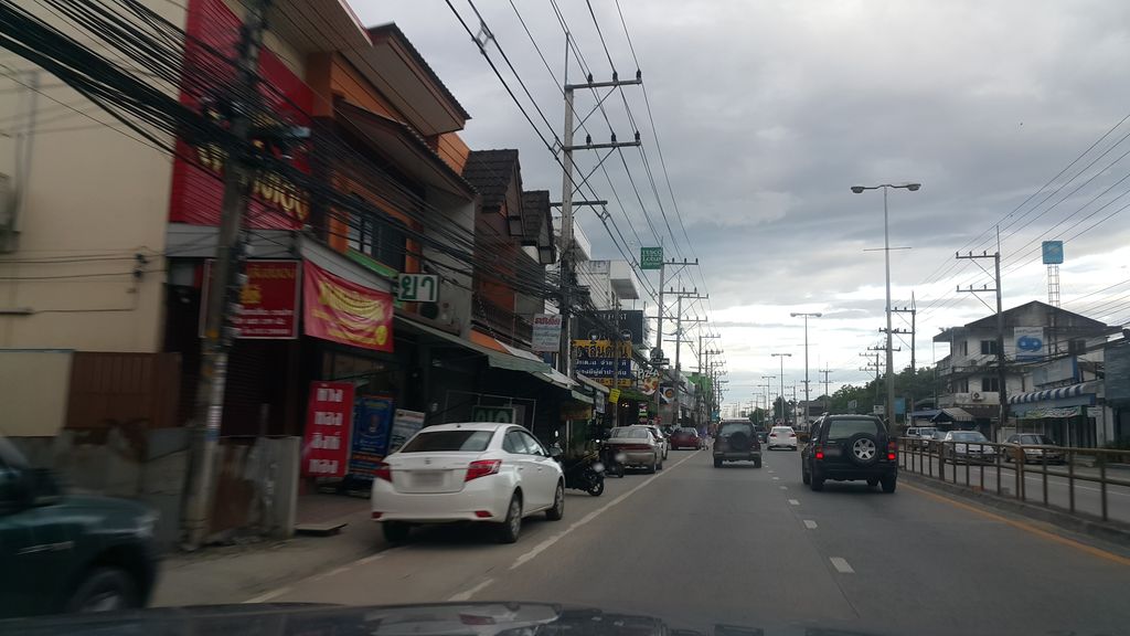 ภาพถนนตรงที่ ออน เดอะ เวย์ คาเฟ่ ตั้งอยู่ ถ่ายโดย jrcarlsen พ.ศ. 2560 (2017) · A street-level view of where ออน เดอะ เวย์ คาเฟ่ · On The Way Café stands, by jrcarlsen in 2560 (2017)