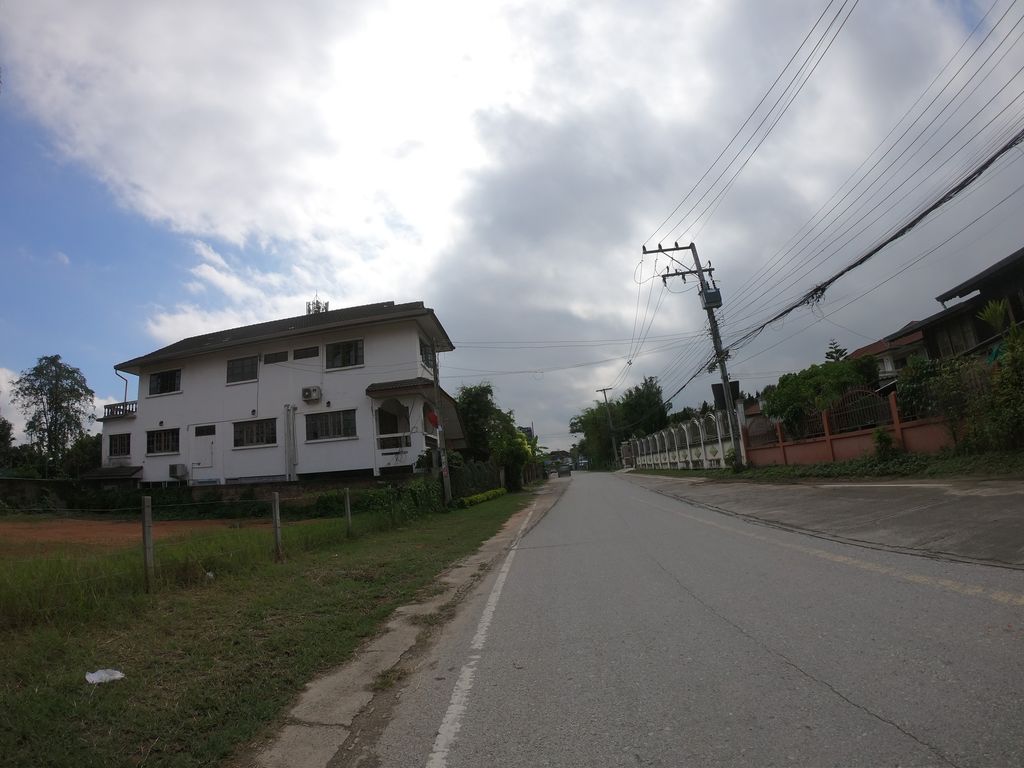 ภาพถนนตรงที่ ครัวบ้านภูวา ตั้งอยู่ ถ่ายโดย chanuwath_grab พ.ศ. 2562 (2019) · A street-level view of where ครัวบ้านภูวา · Khruabanphuwa stands, by chanuwath_grab in 2562 (2019)