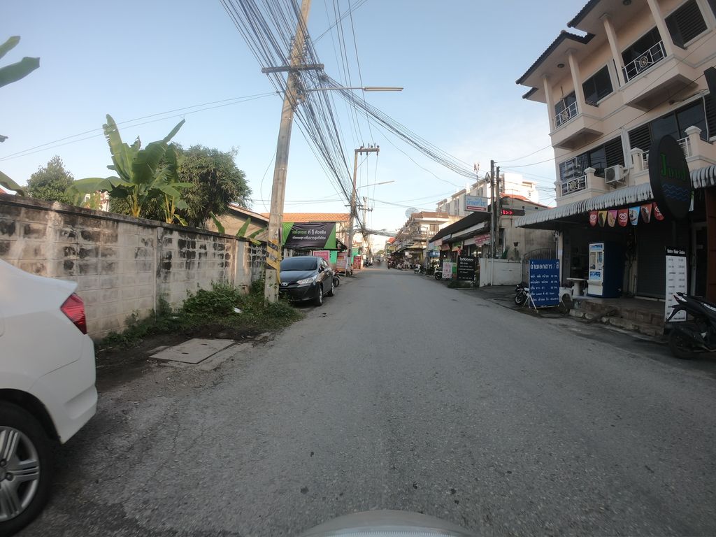 ภาพถนนตรงที่ Nee beauty & salon branch 2 ตั้งอยู่ ถ่ายโดย chanuwath_grab พ.ศ. 2562 (2019) · A street-level view of where Nee beauty & salon branch 2 stands, by chanuwath_grab in 2562 (2019)