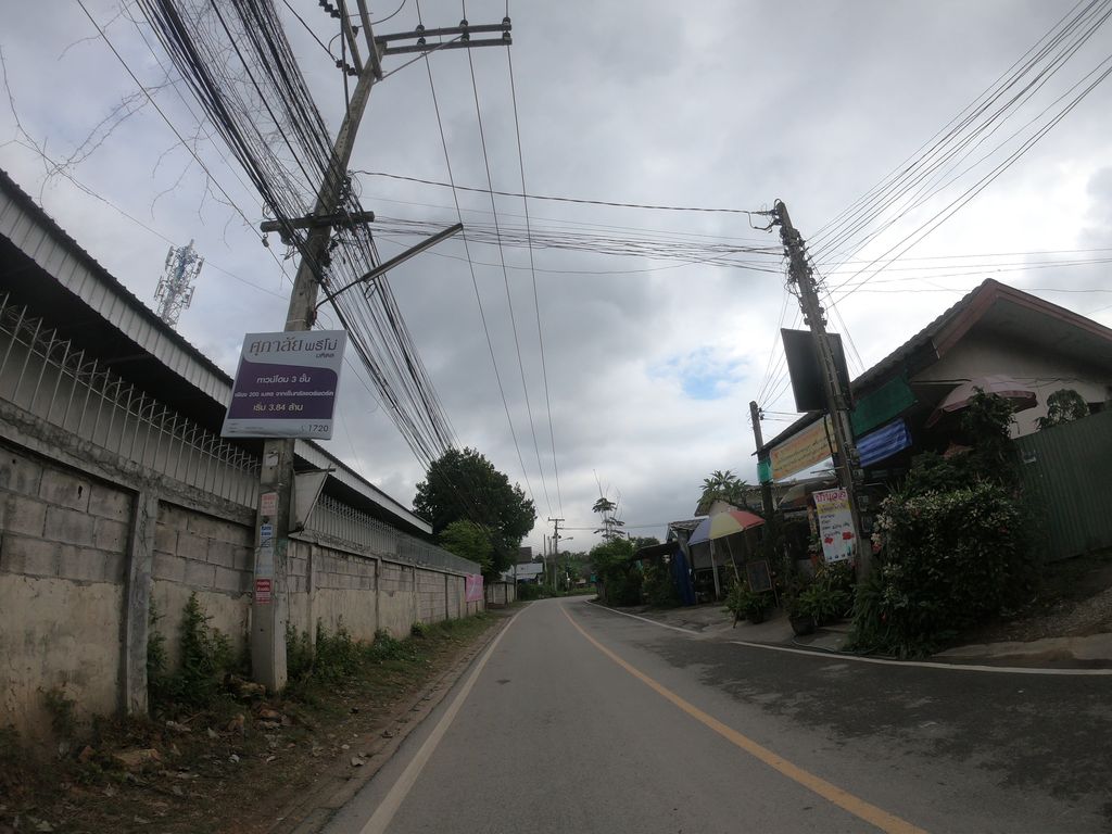 ภาพถนนตรงที่ รถเช่าเชียงใหม่ บริษัท สวัสดิ์เมธาโชติ จำกัด ตั้งอยู่ ถ่ายโดย chanuwath_grab พ.ศ. 2562 (2019) · A street-level view of where รถเช่าเชียงใหม่ บริษัท สวัสดิ์เมธาโชติ จำกัด · Rotchao Chiang Mai Borisat Sawat Metha Choti Chamkat stands, by chanuwath_grab in 2562 (2019)