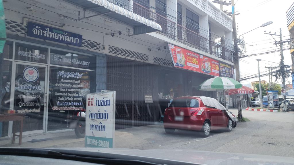 ภาพถนนตรงที่ BYB cafe Chiang Mai ตั้งอยู่ ถ่ายโดย jrcarlsen พ.ศ. 2565 (2022) · A street-level view of where BYB cafe Chiang Mai stands, by jrcarlsen in 2565 (2022)