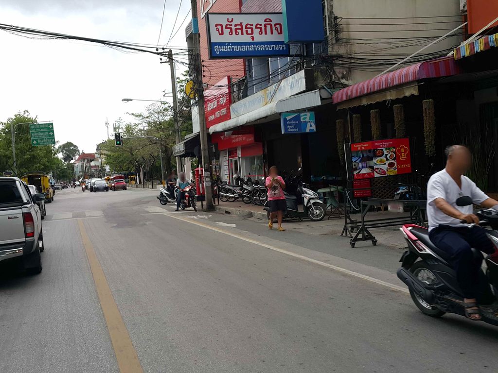 ภาพถนนตรงที่ Mtm เครื่องหมายข้าราชการ ตั้งอยู่ ถ่ายโดย jrcarlsen พ.ศ. 2558 (2015) · A street-level view of where Mtm เครื่องหมายข้าราชการ stands, by jrcarlsen in 2558 (2015)