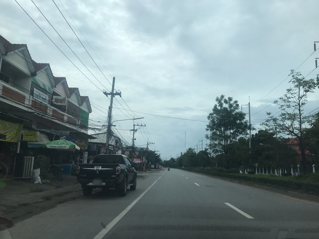 ภาพถนนตรงที่ Daily Smile Dental Clinic ตั้งอยู่ ถ่ายโดย prasert พ.ศ. 2561 (2018) · A street-level view of where Daily Smile Dental Clinic stands, by prasert in 2561 (2018)