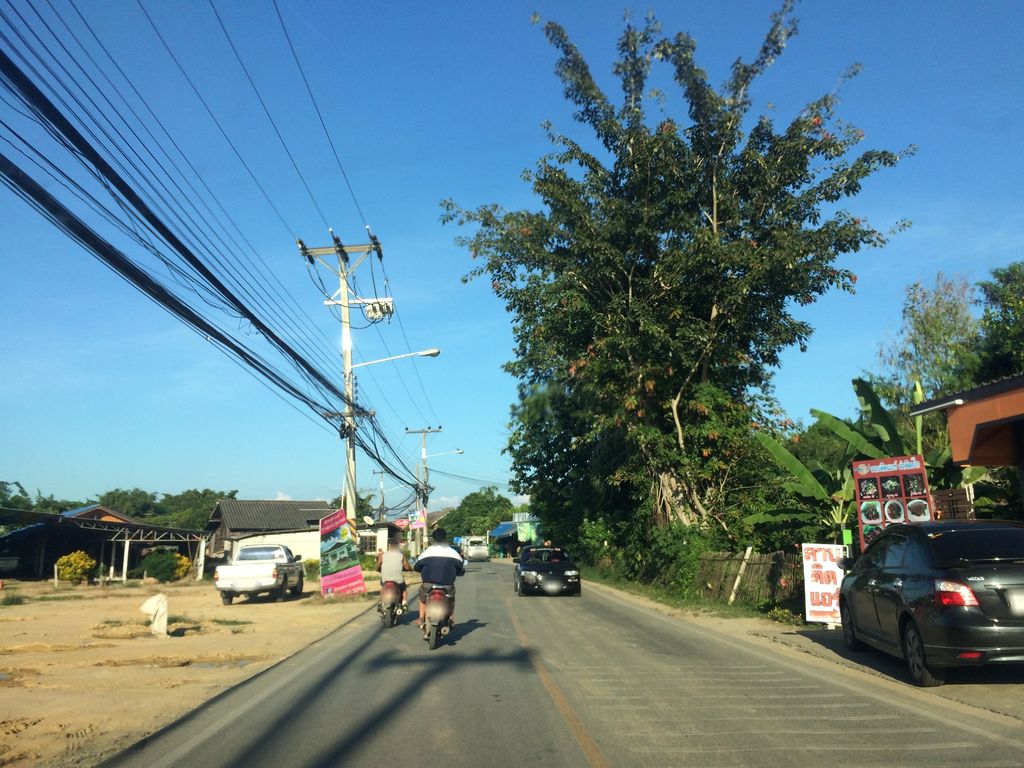 ภาพถนนตรงที่ ร้านรุ่งโรจน์ พานิช ตั้งอยู่ ถ่ายโดย prasert พ.ศ. 2559 (2016) · A street-level view of where ร้านรุ่งโรจน์ พานิช · Ran Rungrot Phanit stands, by prasert in 2559 (2016)