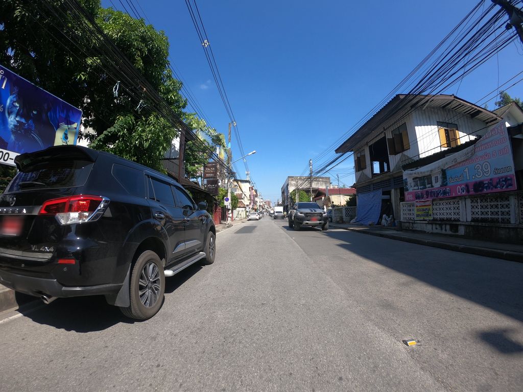 ภาพถนนตรงที่ Lanna Loft Hostel ตั้งอยู่ ถ่ายโดย chanuwath_grab พ.ศ. 2562 (2019) · A street-level view of where Lanna Loft Hostel stands, by chanuwath_grab in 2562 (2019)