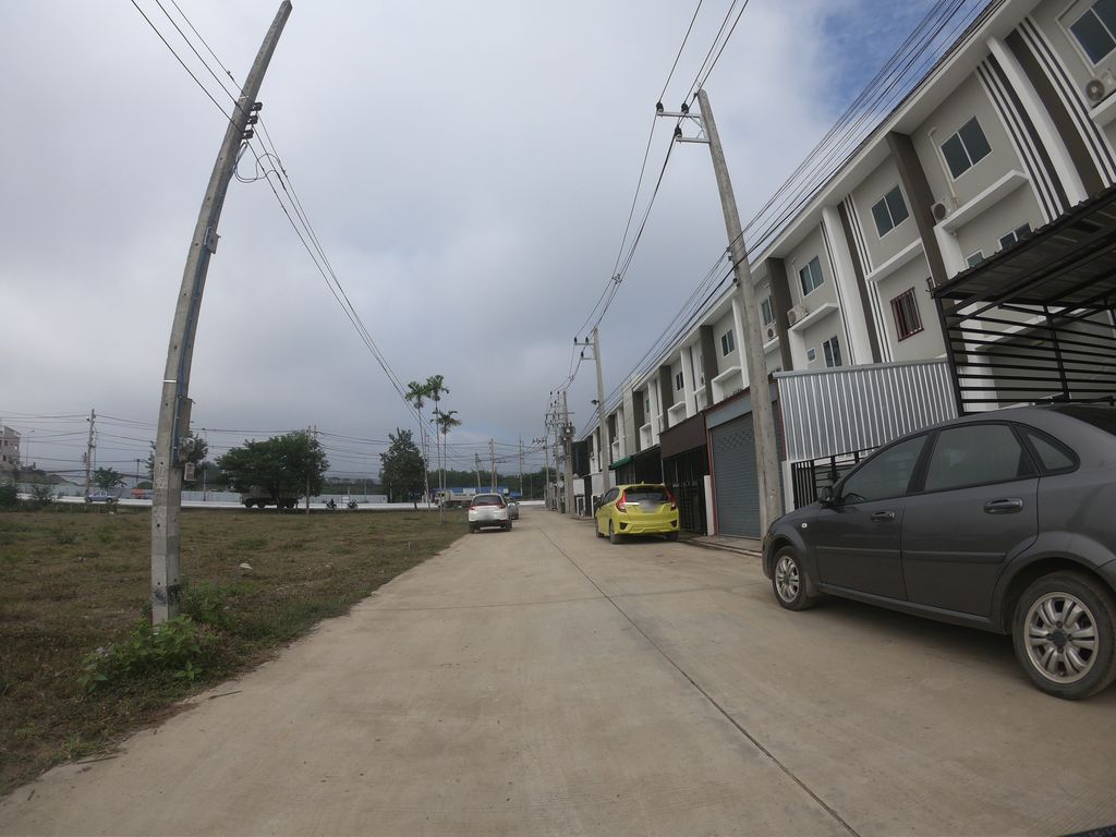 ภาพถนนตรงที่ Raksa Cafe ตั้งอยู่ ถ่ายโดย chanuwath_grab พ.ศ. 2562 (2019) · A street-level view of where Raksa Cafe stands, by chanuwath_grab in 2562 (2019)