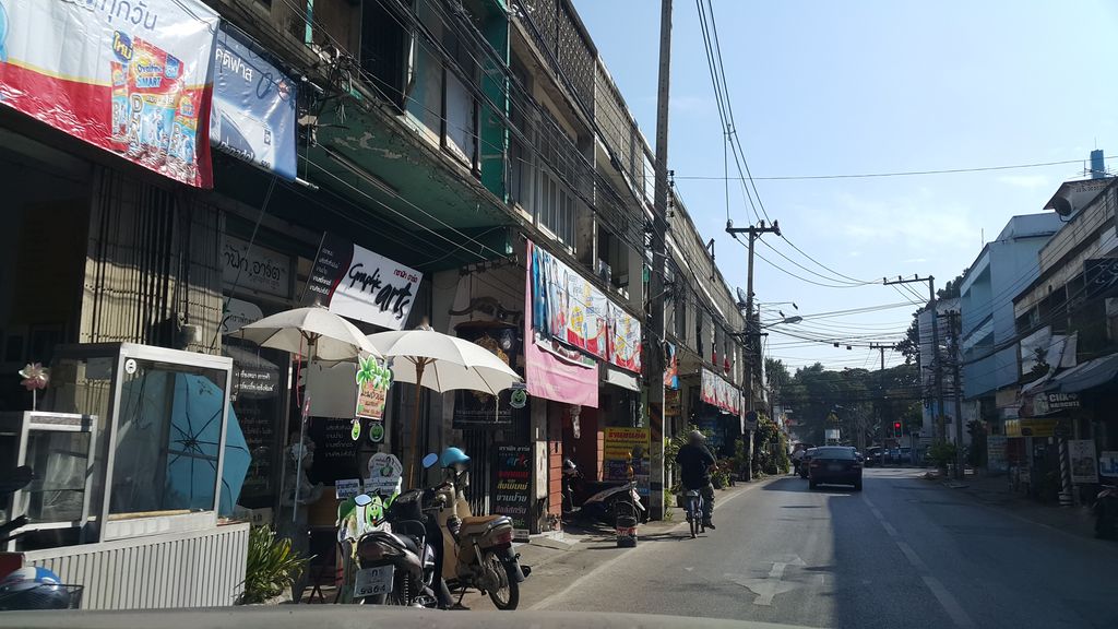 ภาพถนนตรงที่ ร้านวารีมินิมาร์ท ตั้งอยู่ ถ่ายโดย jrcarlsen พ.ศ. 2559 (2016) · A street-level view of where ร้านวารีมินิมาร์ท · Ran Wari Mini Mart stands, by jrcarlsen in 2559 (2016)