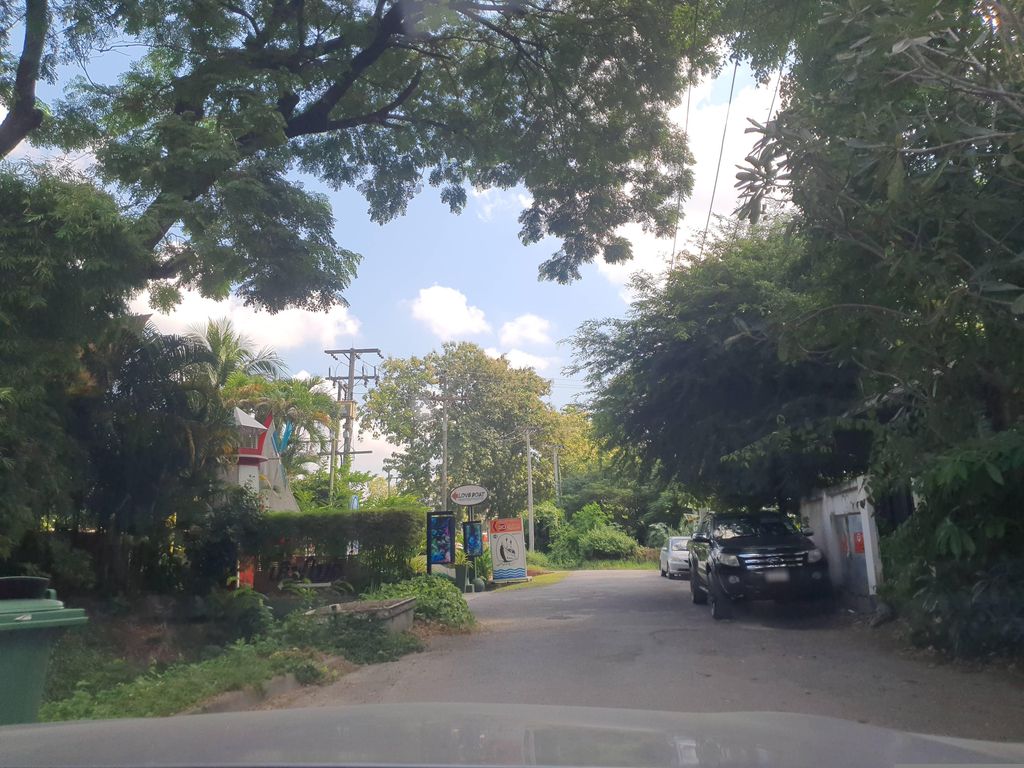 ภาพถนนตรงที่ 3Q Chiangmai Residence ตั้งอยู่ ถ่ายโดย jrcarlsen พ.ศ. 2566 (2023) · A street-level view of where 3Q Chiangmai Residence stands, by jrcarlsen in 2566 (2023)