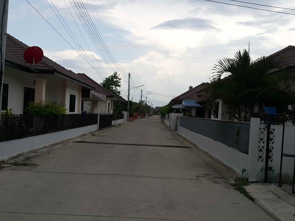 ภาพถนนตรงที่ ร้านตามใจหมูจุ่ม ตั้งอยู่ ถ่ายโดย jrcarlsen พ.ศ. 2558 (2015) · A street-level view of where ร้านตามใจหมูจุ่ม · Ran Tamchai Muchum stands, by jrcarlsen in 2558 (2015)