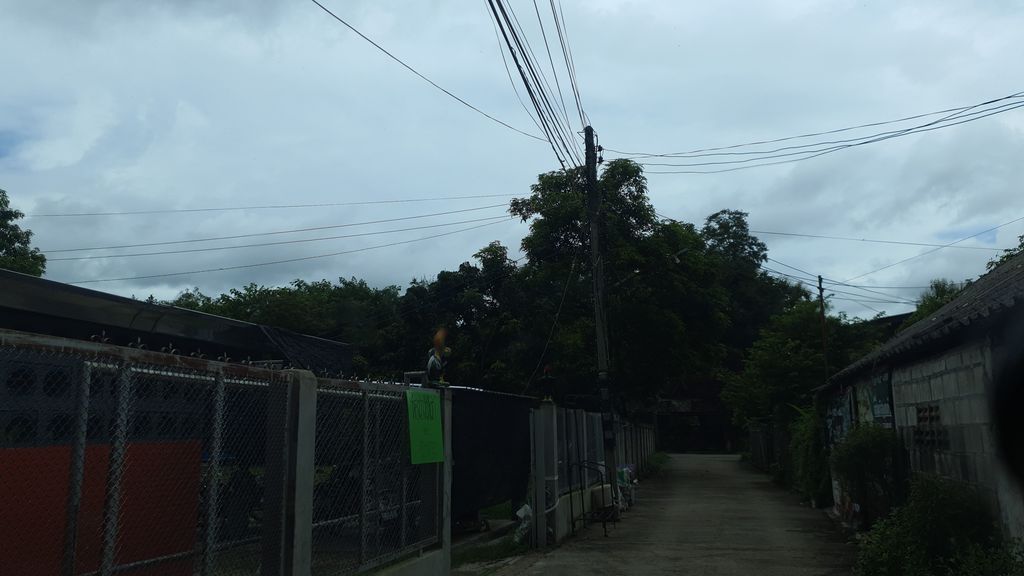 ภาพถนนตรงที่ ร้านครัวกันเอง ตั้งอยู่ ถ่ายโดย jrcarlsen พ.ศ. 2563 (2020) · A street-level view of where ร้านครัวกันเอง · Ran Khruakaneng stands, by jrcarlsen in 2563 (2020)