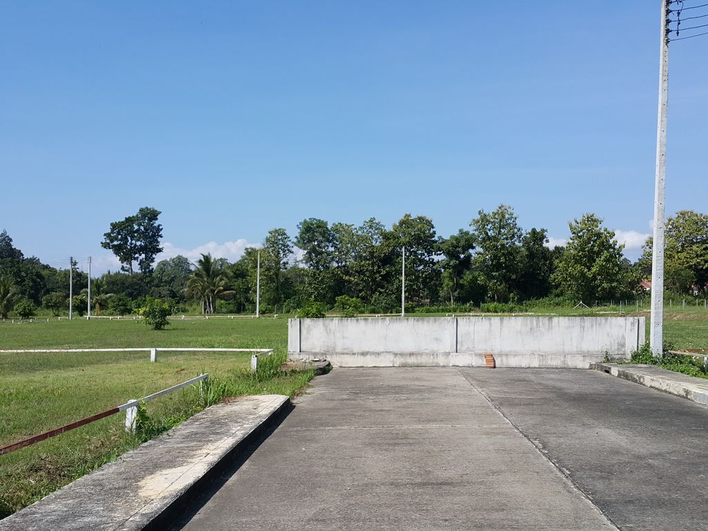 ภาพถนนตรงที่ โครงการ ธารใสดอยงาม ตั้งอยู่ ถ่ายโดย jrcarlsen พ.ศ. 2558 (2015) · A street-level view of where โครงการ ธารใสดอยงาม · Khrongkan Thansaidoingam stands, by jrcarlsen in 2558 (2015)