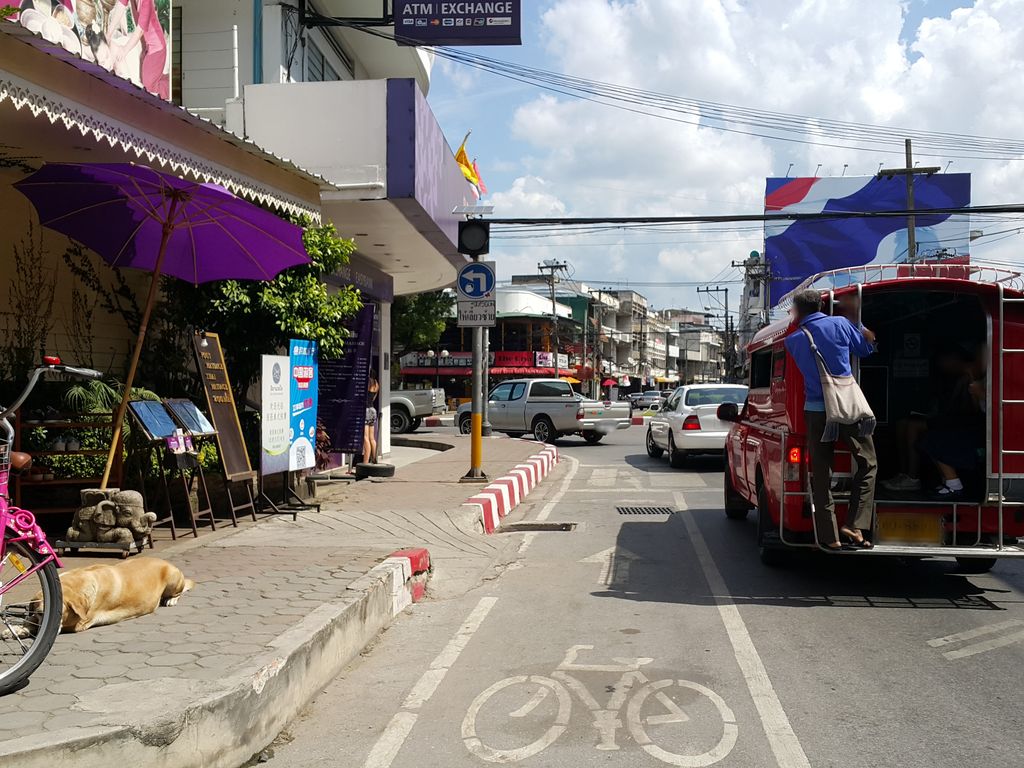 ภาพถนนตรงที่ Poztbox Cuisine ตั้งอยู่ ถ่ายโดย jrcarlsen พ.ศ. 2558 (2015) · A street-level view of where Poztbox Cuisine stands, by jrcarlsen in 2558 (2015)