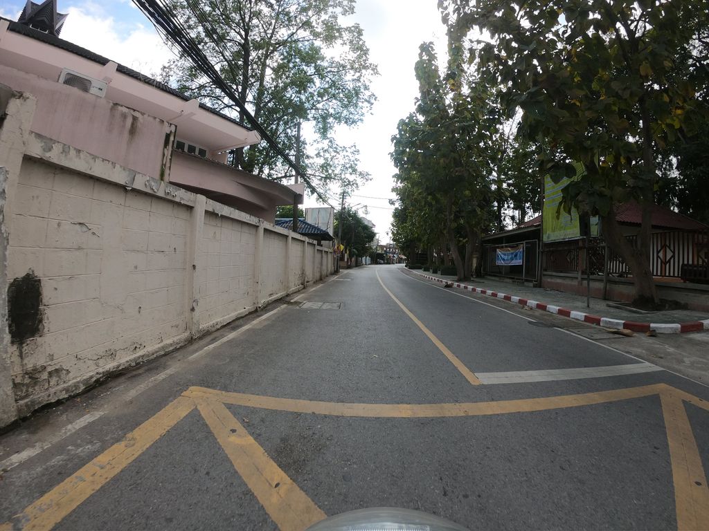 ภาพถนนตรงที่ ร้านริก้าเคบับ ชีส ตั้งอยู่ ถ่ายโดย chanuwath_grab พ.ศ. 2562 (2019) · A street-level view of where ร้านริก้าเคบับ ชีส · Ran Rikakhebap Cheese stands, by chanuwath_grab in 2562 (2019)