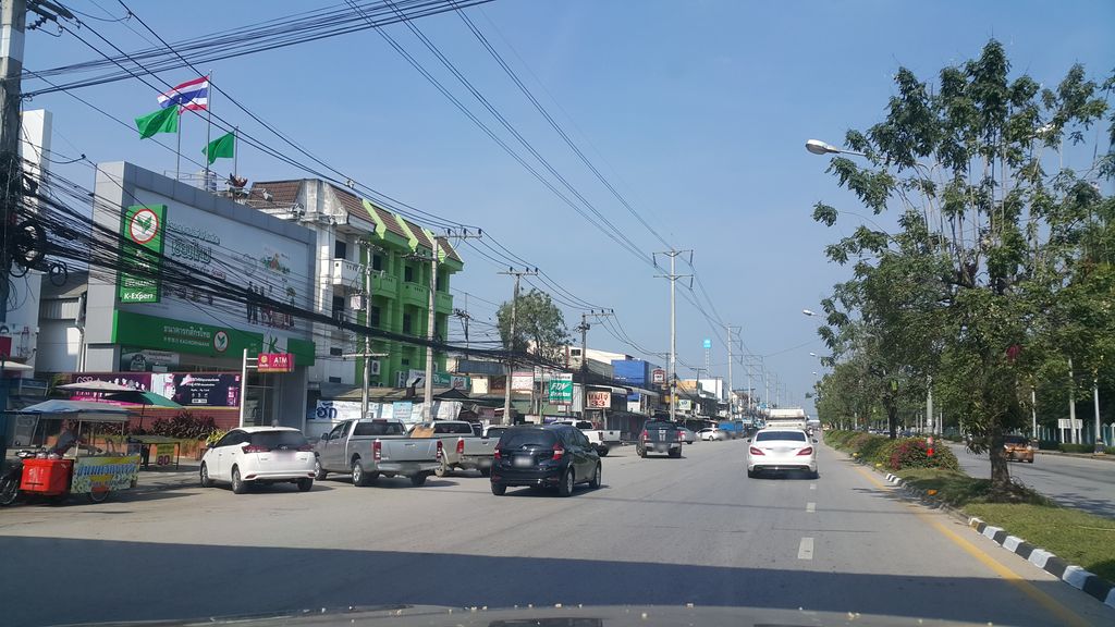 ภาพถนนตรงที่ เด่นสท้านเครื่องครัว ตั้งอยู่ ถ่ายโดย jrcarlsen พ.ศ. 2562 (2019) · A street-level view of where เด่นสท้านเครื่องครัว · Den Sathan Khrueangkhrua stands, by jrcarlsen in 2562 (2019)