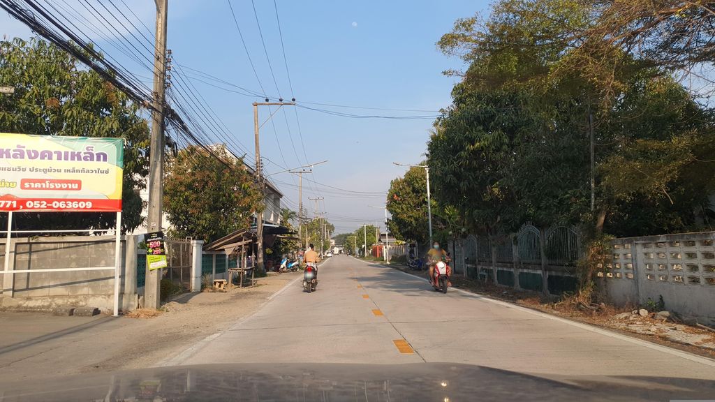 ภาพถนนตรงที่ P7 หลังคาเหล็ก ตั้งอยู่ ถ่ายโดย jrcarlsen พ.ศ. 2566 (2023) · A street-level view of where P7 หลังคาเหล็ก · P7 Langkhalek stands, by jrcarlsen in 2566 (2023)