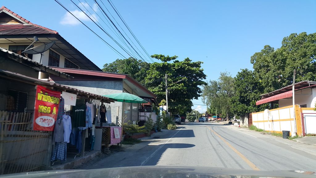 ภาพถนนตรงที่ Win Win Shabu ตั้งอยู่ ถ่ายโดย jrcarlsen พ.ศ. 2559 (2016) · A street-level view of where Win Win Shabu stands, by jrcarlsen in 2559 (2016)