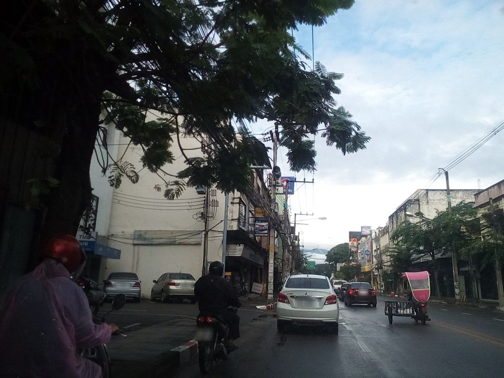 ภาพถนนตรงที่ สันป่าข่อยอะไหล่ยนต์ ตั้งอยู่ ถ่ายโดย kyoko พ.ศ. 2561 (2018) · A street-level view of where สันป่าข่อยอะไหล่ยนต์ · San Pa Khoi Alaina stands, by kyoko in 2561 (2018)