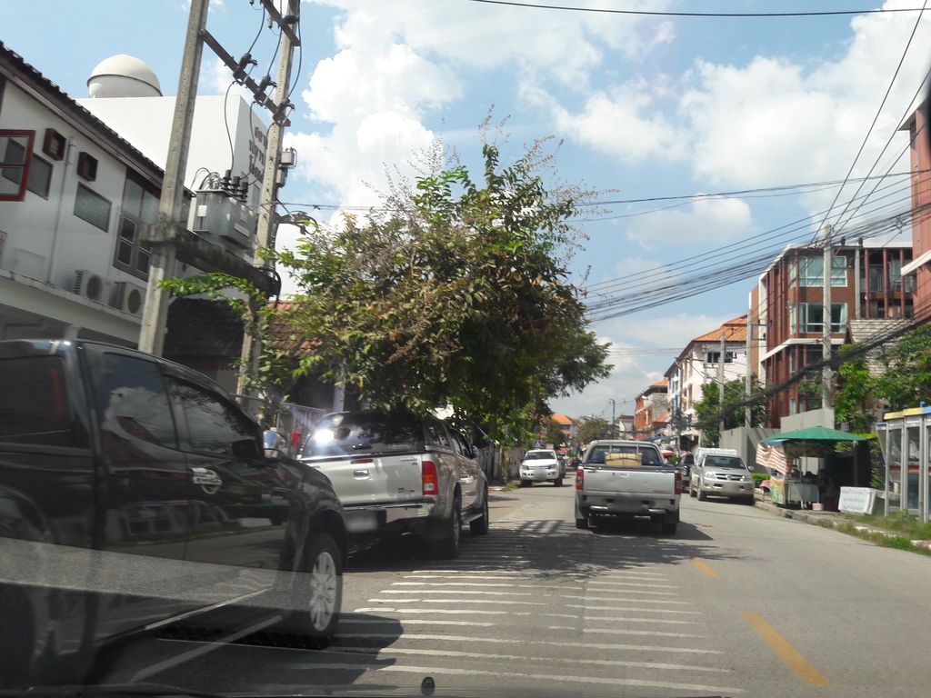 ภาพถนนตรงที่ สันติธรรม เกสท์เฮ้าส์ ตั้งอยู่ ถ่ายโดย superbate พ.ศ. 2561 (2018) · A street-level view of where สันติธรรม เกสท์เฮ้าส์ · Santitham Guesthouse stands, by superbate in 2561 (2018)