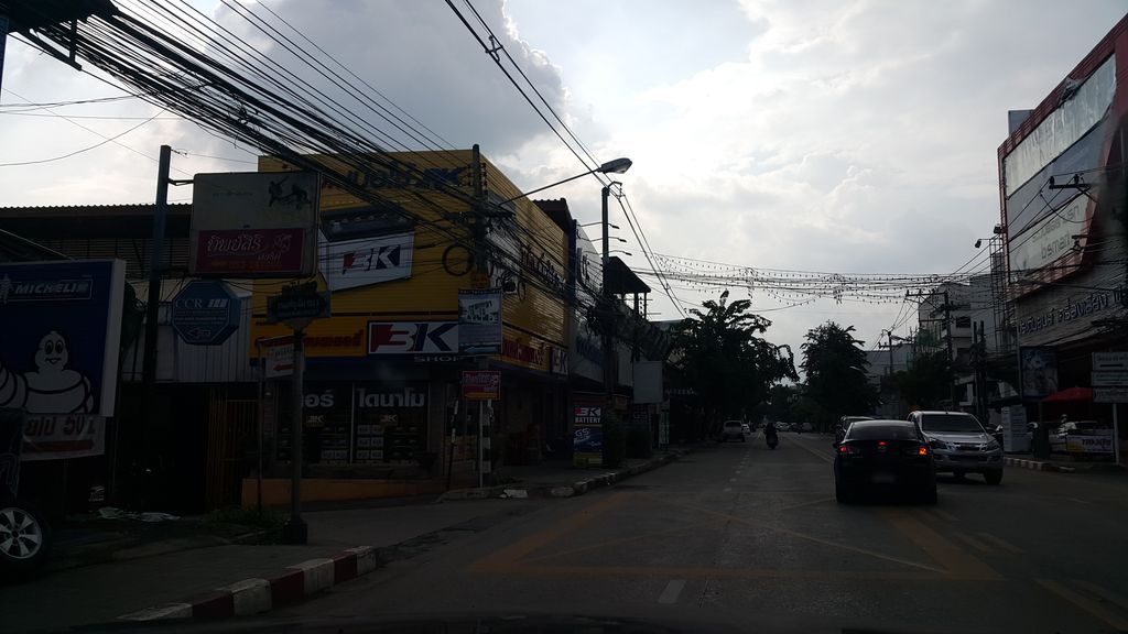 ภาพถนนตรงที่ เบสท์ประดับยนต์ ตั้งอยู่ ถ่ายโดย jrcarlsen พ.ศ. 2559 (2016) · A street-level view of where เบสท์ประดับยนต์ · Bet Pradapyon stands, by jrcarlsen in 2559 (2016)