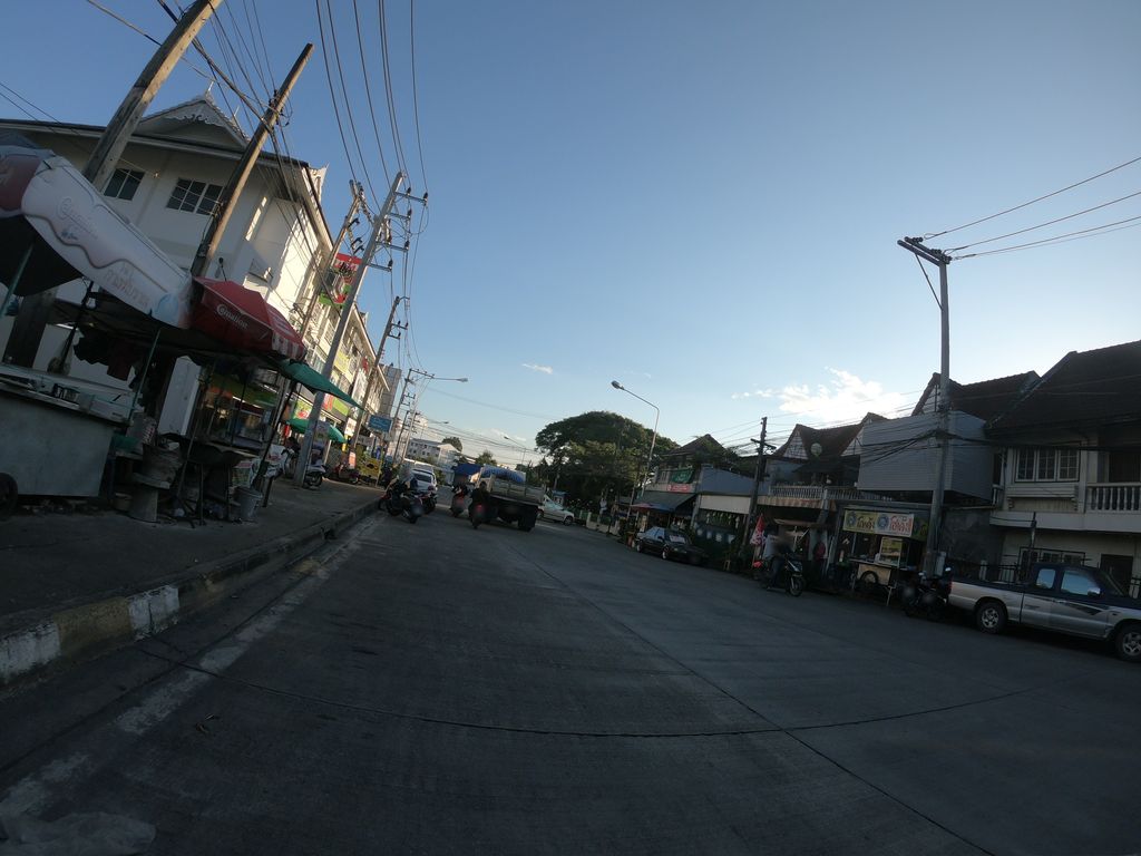 ภาพถนนตรงที่ Purrr. Cafe ตั้งอยู่ ถ่ายโดย chanuwath_grab พ.ศ. 2562 (2019) · A street-level view of where Purrr. Cafe stands, by chanuwath_grab in 2562 (2019)