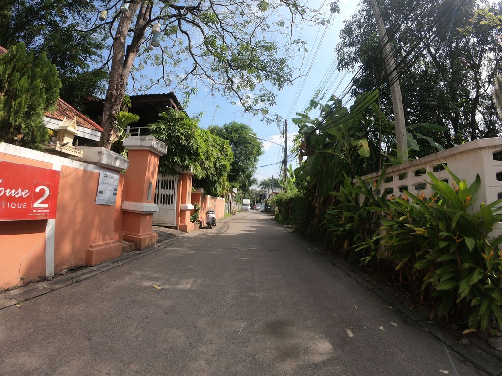 ภาพถนนตรงที่ THATI retreat & spa ตั้งอยู่ ถ่ายโดย chanuwath_grab พ.ศ. 2562 (2019) · A street-level view of where THATI retreat & spa stands, by chanuwath_grab in 2562 (2019)