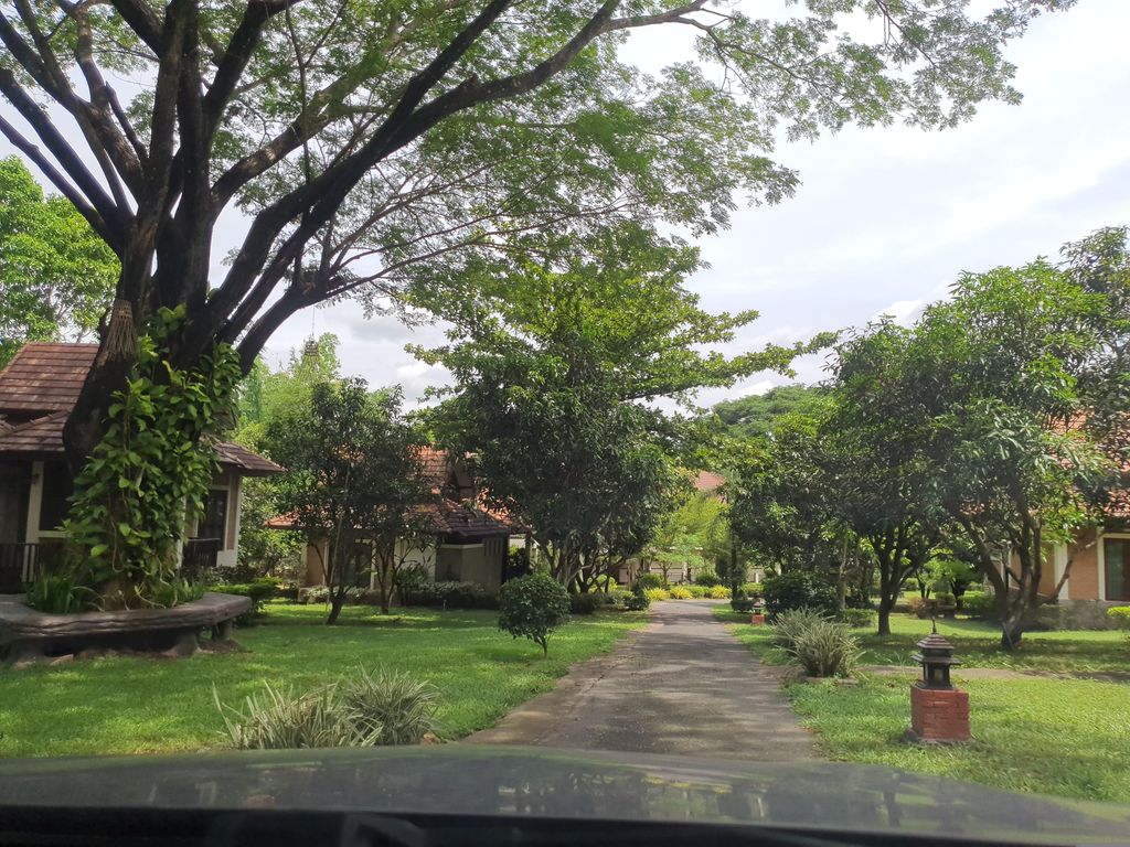 ภาพถนนตรงที่ Papai Country Lodge ตั้งอยู่ ถ่ายโดย jrcarlsen พ.ศ. 2566 (2023) · A street-level view of where Papai Country Lodge stands, by jrcarlsen in 2566 (2023)