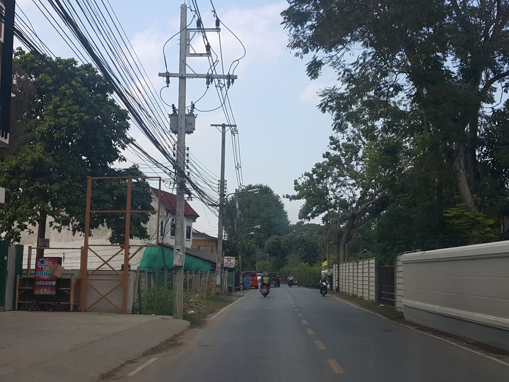 ภาพถนนตรงที่ Mongsilpetcare ตั้งอยู่ ถ่ายโดย jrcarlsen พ.ศ. 2558 (2015) · A street-level view of where Mongsilpetcare stands, by jrcarlsen in 2558 (2015)