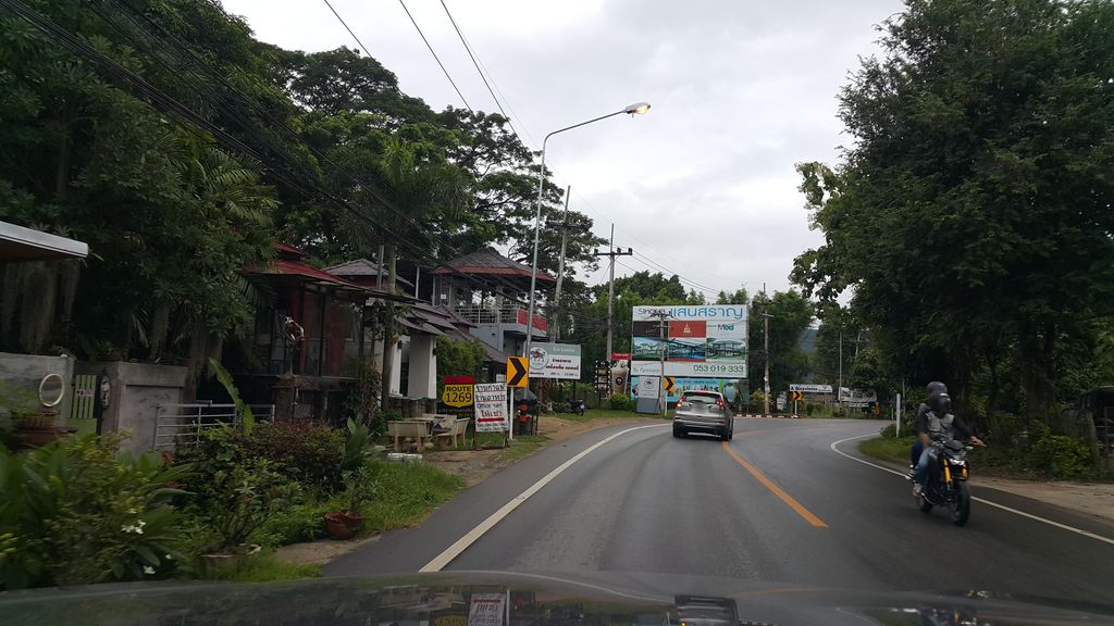 ภาพถนนตรงที่ Little Red Oven Chiang Mai ตั้งอยู่ ถ่ายโดย jrcarlsen พ.ศ. 2559 (2016) · A street-level view of where Little Red Oven Chiang Mai stands, by jrcarlsen in 2559 (2016)