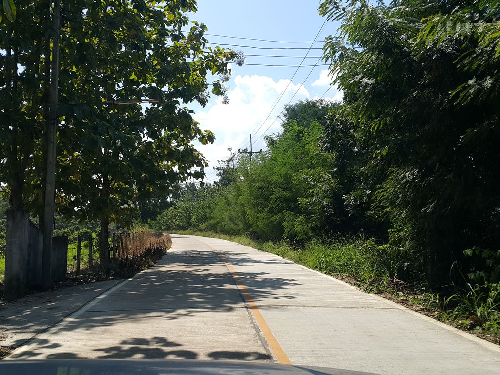 ภาพถนนตรงที่ ตรอ.สมบุญโยธา สาขาแม่แตง ตั้งอยู่ ถ่ายโดย jrcarlsen พ.ศ. 2558 (2015) · A street-level view of where ตรอ.สมบุญโยธา สาขาแม่แตง · Taro.sombunyotha Sakha Mae Taeng stands, by jrcarlsen in 2558 (2015)