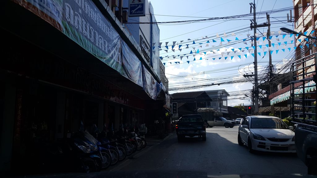 ภาพถนนตรงที่ บจก.บุ่งฮวดพาณิชย์จอมทอง ตั้งอยู่ ถ่ายโดย jrcarlsen พ.ศ. 2559 (2016) · A street-level view of where บจก.บุ่งฮวดพาณิชย์จอมทอง · Bachok.bung Huat Phanit Chom Thong stands, by jrcarlsen in 2559 (2016)