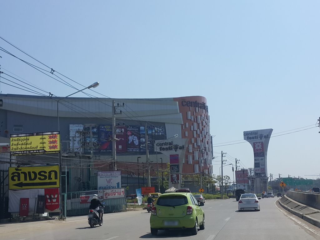 ภาพถนนตรงที่ A2 Car Wash ตั้งอยู่ ถ่ายโดย jrcarlsen พ.ศ. 2559 (2016) · A street-level view of where A2 Car Wash stands, by jrcarlsen in 2559 (2016)