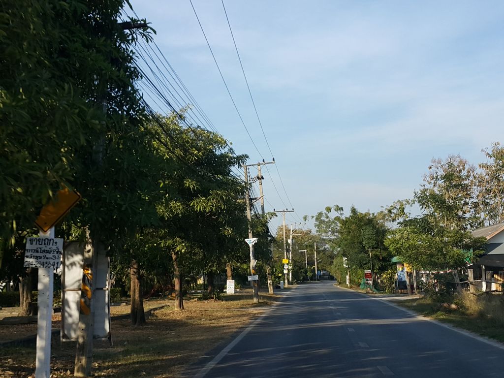 ภาพถนนตรงที่ อู่ท็อป การาจ ตั้งอยู่ ถ่ายโดย jrcarlsen พ.ศ. 2559 (2016) · A street-level view of where อู่ท็อป การาจ · Uthoop Karat stands, by jrcarlsen in 2559 (2016)