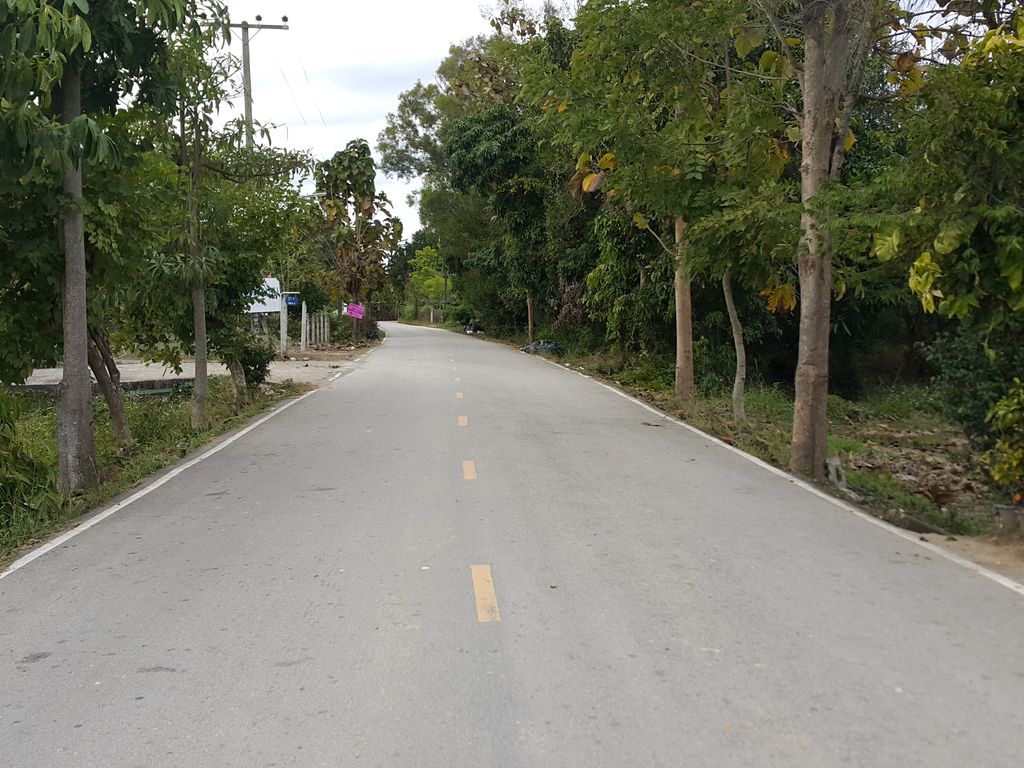 ภาพถนนตรงที่ สถานีนมสด ตั้งอยู่ ถ่ายโดย jrcarlsen พ.ศ. 2558 (2015) · A street-level view of where สถานีนมสด · Sathani Namasot stands, by jrcarlsen in 2558 (2015)