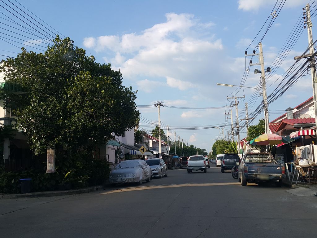 ภาพถนนตรงที่ นิวโฮมคาเฟ่ ตั้งอยู่ ถ่ายโดย jrcarlsen พ.ศ. 2558 (2015) · A street-level view of where นิวโฮมคาเฟ่ · New Home Café stands, by jrcarlsen in 2558 (2015)