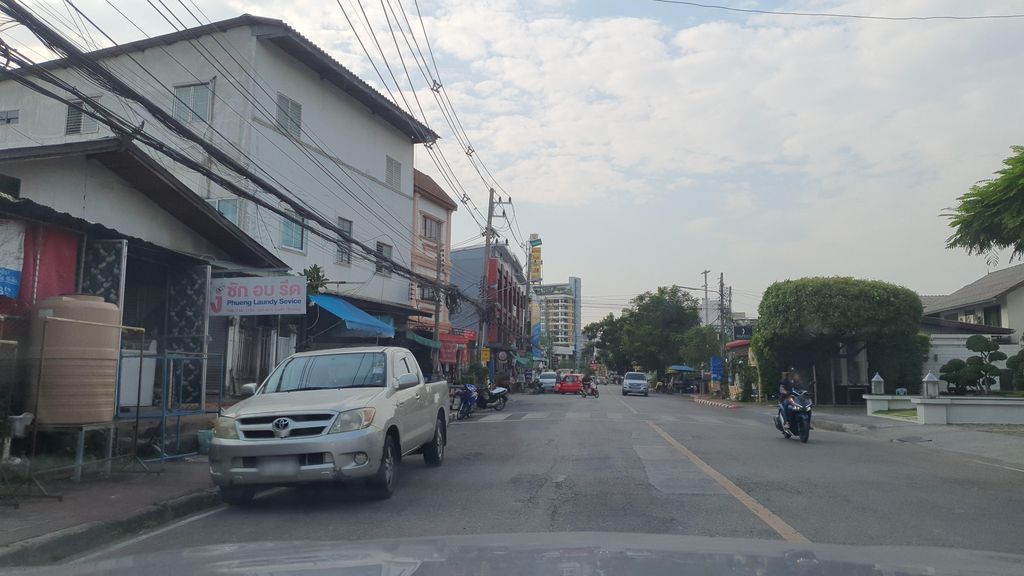 ภาพถนนตรงที่ ศูนย์แปล ไทยเฟิร์ส ทรานสเลชั่น ตั้งอยู่ ถ่ายโดย jrcarlsen พ.ศ. 2565 (2022) · A street-level view of where ศูนย์แปล ไทยเฟิร์ส ทรานสเลชั่น · Plae Thaifoet Sansalechan Centre stands, by jrcarlsen in 2565 (2022)