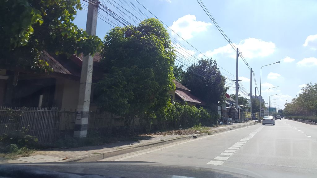 ภาพถนนตรงที่ ลาบขมเชียงขาง ตั้งอยู่ ถ่ายโดย jrcarlsen พ.ศ. 2559 (2016) · A street-level view of where ลาบขมเชียงขาง · Lapkhom Chiangkhang stands, by jrcarlsen in 2559 (2016)