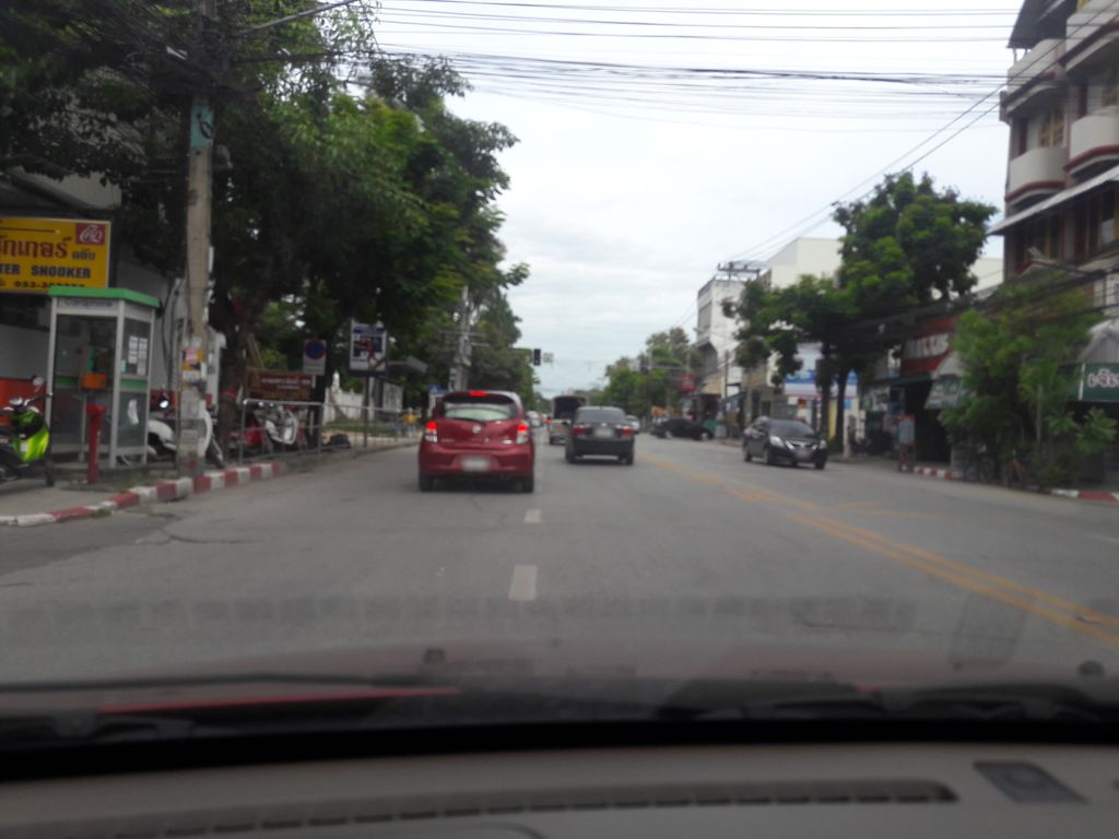 ภาพถนนตรงที่ หมูปลาร้า เจริญเมือง ตั้งอยู่ ถ่ายโดย ratchaphat พ.ศ. 2561 (2018) · A street-level view of where หมูปลาร้า เจริญเมือง · Muplara Charoen Mueang stands, by ratchaphat in 2561 (2018)
