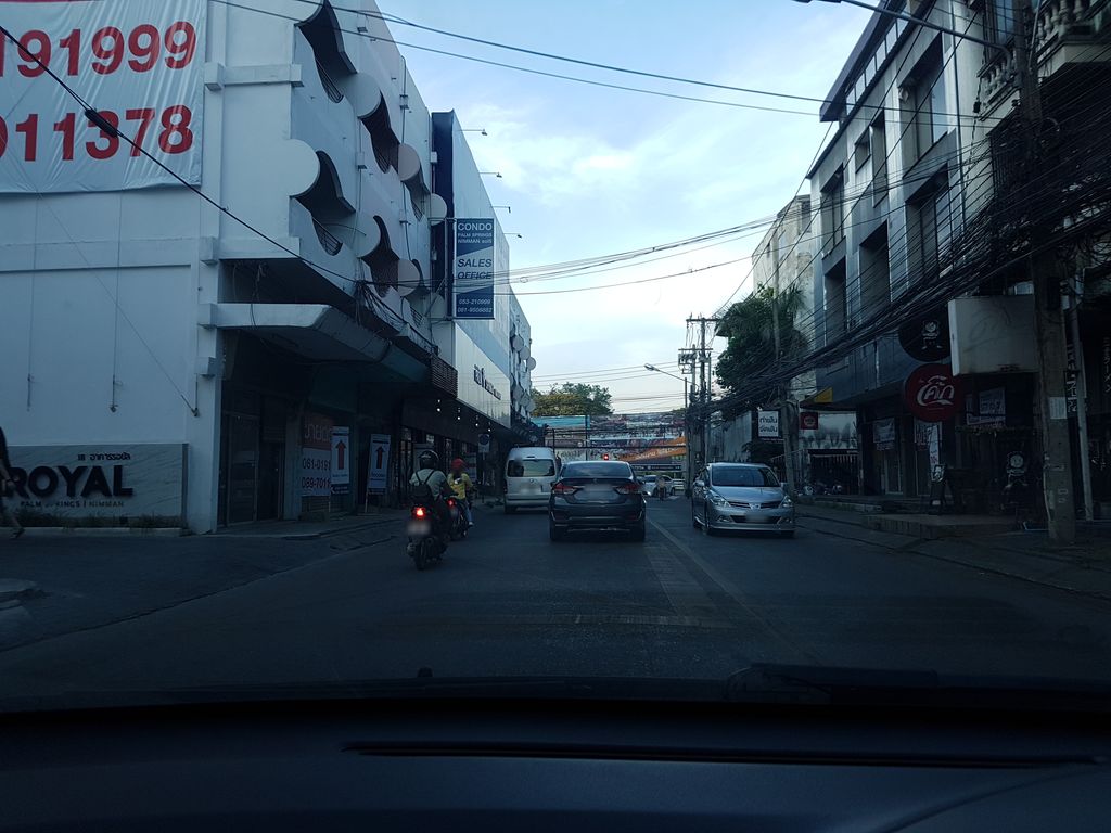 ภาพถนนตรงที่ Chiangmai Amazing Museum ตั้งอยู่ ถ่ายโดย ekkarin พ.ศ. 2561 (2018) · A street-level view of where Chiangmai Amazing Museum stands, by ekkarin in 2561 (2018)