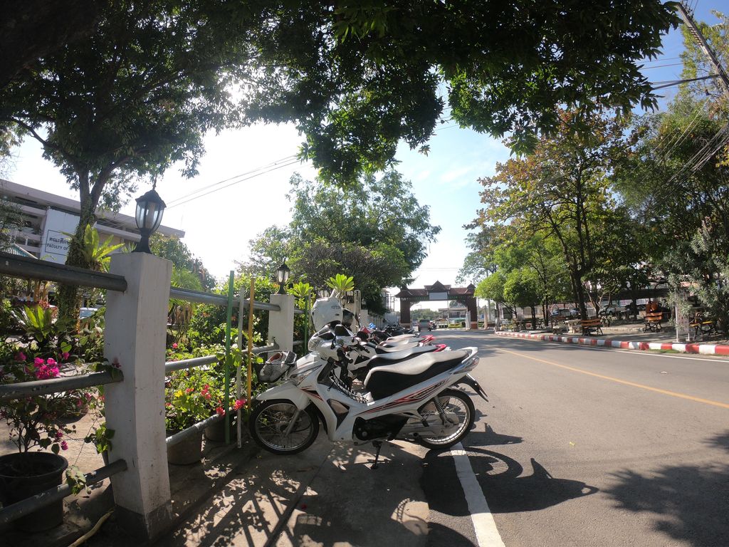 ภาพถนนตรงที่ มหาวิทยาลัยการกีฬาแห่งชาติ วิทยาเขตเชียงใหม่ ตั้งอยู่ ถ่ายโดย chanuwath_grab พ.ศ. 2562 (2019) · A street-level view of where มหาวิทยาลัยการกีฬาแห่งชาติ วิทยาเขตเชียงใหม่ · Kan Kila Haeng Chati Witthaya Khet Chiang Mai University stands, by chanuwath_grab in 2562 (2019)