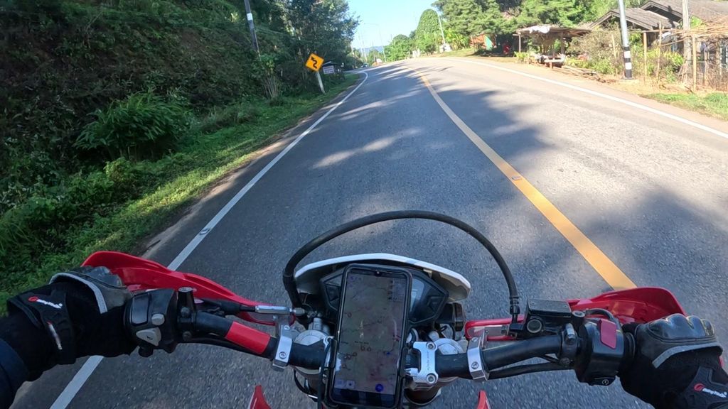 ภาพถนนตรงที่ ไร่กาแฟไฮแลนด์ ตั้งอยู่ ถ่ายโดย julcnx พ.ศ. 2567 (2024) · A street-level view of where ไร่กาแฟไฮแลนด์ · Raikafae Highland stands, by julcnx in 2567 (2024)