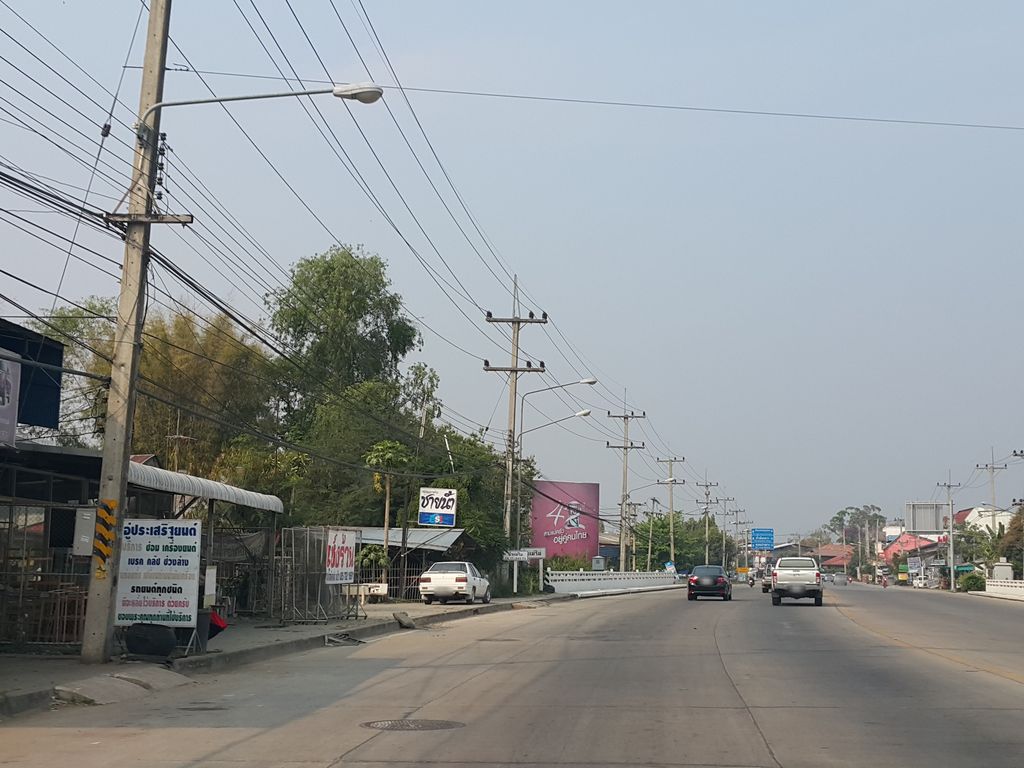 ภาพถนนตรงที่ ชัยโชติ หม้อน้ำ ตั้งอยู่ ถ่ายโดย jrcarlsen พ.ศ. 2559 (2016) · A street-level view of where ชัยโชติ หม้อน้ำ · Chai Choti Monam stands, by jrcarlsen in 2559 (2016)